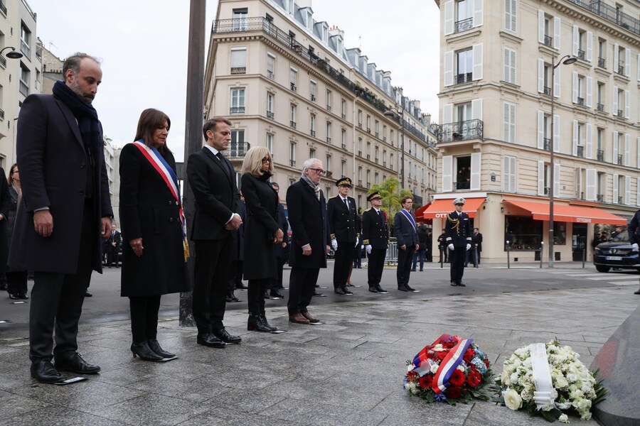 (da sinistra a destra) Il presidente dell’associazione francese delle vittime Life for Paris, Arthur Denouveaux, il sindaco di Parigi Anne Hidalgo, il presidente francese Emmanuel Macron, sua moglie Brigitte Macron e il presidente dell’associazione Fraternite et Verite 13onze15 Philippe Duperron partecipano a una cerimonia in omaggio alle vittime all’incrocio tra Rue Alibert e Rue Bichat, vicino a Le Carillon e Le Petit Cambodge, due dei siti presi di mira negli attacchi di Parigi del novembre 2015, a Parigi, Francia (EPA)