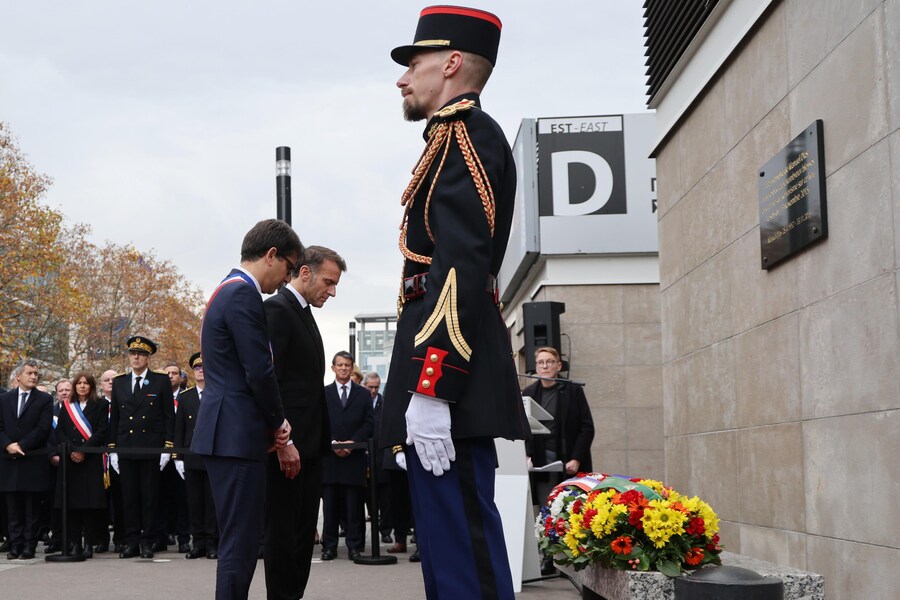 Il sindaco di Saint-Denis Mathieu Hanotin (C-L) e il presidente francese Emmanuel Macron (C-R) rendono omaggio durante una cerimonia all’esterno dello Stade de France, in omaggio alle vittime degli attacchi di Parigi del novembre 2015, nella periferia nord di Saint-Denis a Parigi, Francia (EPA)