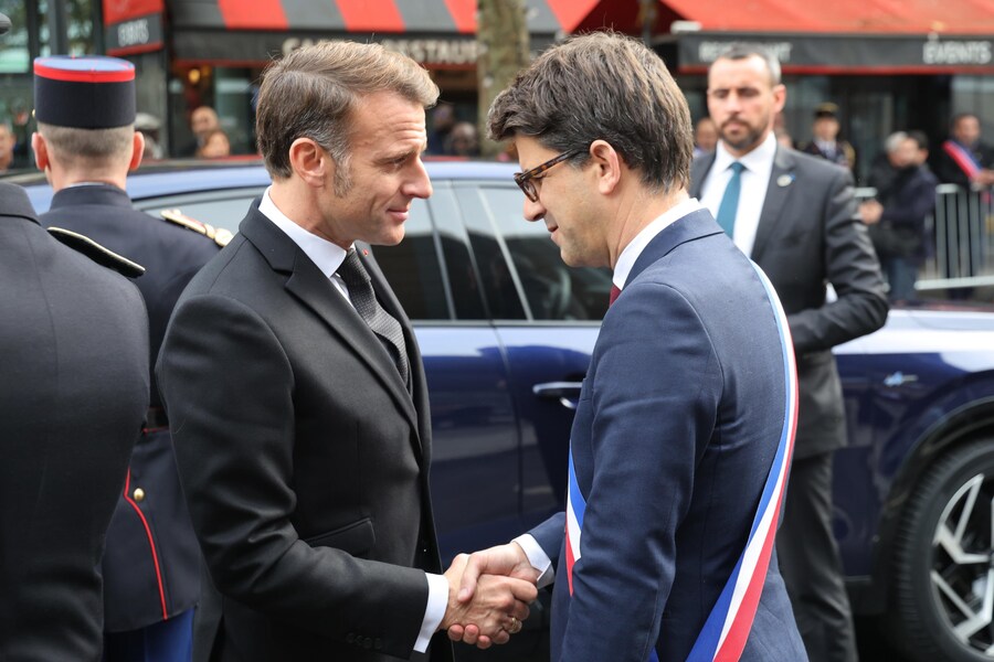 Il sindaco di Saint-Denis, Mathieu Hanotin (a destra), accoglie il presidente francese Emmanuel Macron (a sinistra) al suo arrivo per una cerimonia fuori dallo Stade de France, in omaggio alle vittime degli attacchi di Parigi del novembre 2015, a Saint-Denis, sobborgo settentrionale di Parigi, Francia (EPA)