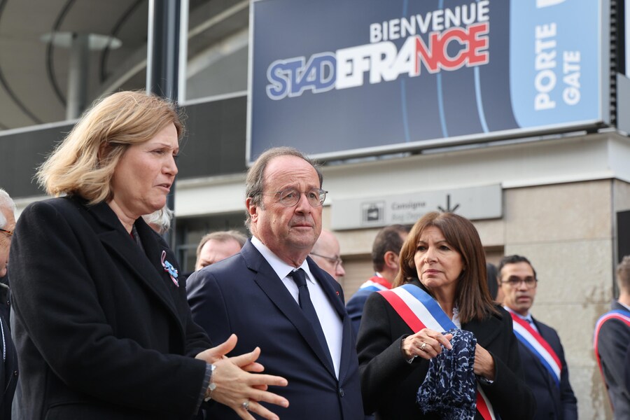 (da sinistra a destra) La presidente dell’Assemblea nazionale francese Yael Braun-Pivet, il membro del Parlamento dei Socialistes et Apparentes Francois Hollande e il sindaco di Parigi Anne Hidalgo parlano prima di una cerimonia fuori dallo Stade de France, in omaggio alle vittime degli attacchi di Parigi del novembre 2015, a Saint-Denis, sobborgo settentrionale di Parigi, Francia (EPA)