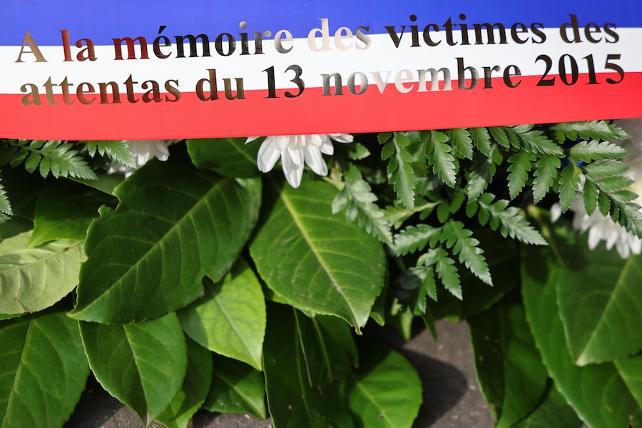 Una corona di fiori dell’Associazione dei sindaci viene deposta fuori dallo Stade de France prima di una cerimonia in omaggio alle vittime degli attacchi di Parigi del novembre 2015, a Saint-Denis, sobborgo settentrionale di Parigi, Francia (EPA)