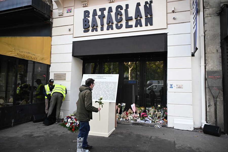Un uomo arriva con una rosa bianca alla sala concerti Bataclan mentre Parigi celebra il decimo anniversario degli attacchi terroristici che hanno ucciso 132 persone e ne hanno ferite centinaia (APN)