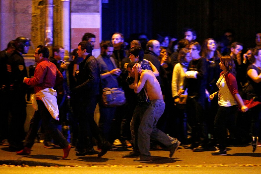 I feriti vengono evacuati fuori dalla scena di una presa di ostaggi al teatro Bataclan di Parigi, Francia, 14 novembre 2015 (EPA)