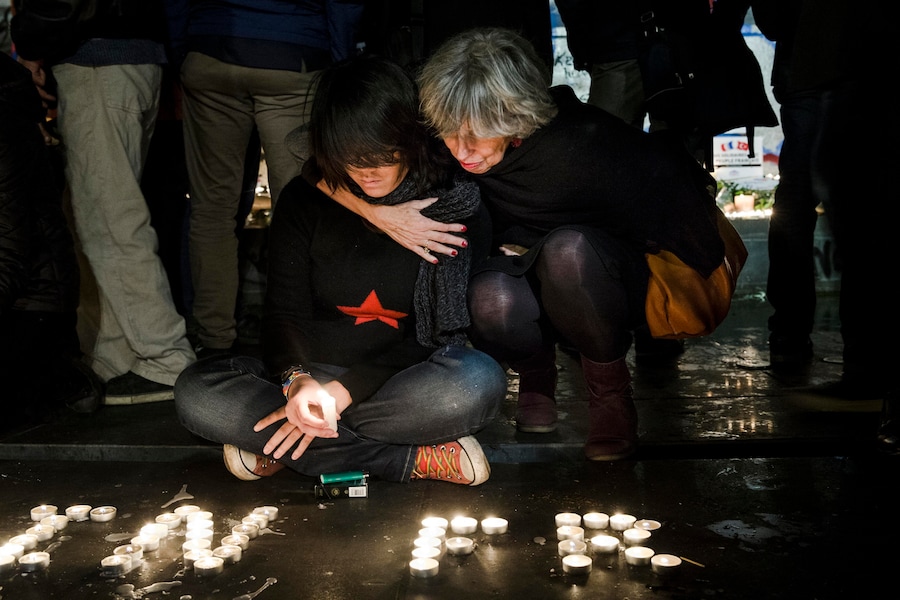 Persone accendono candele in Place de la République a Parigi, Francia, 14 novembre 2015 (EPA)