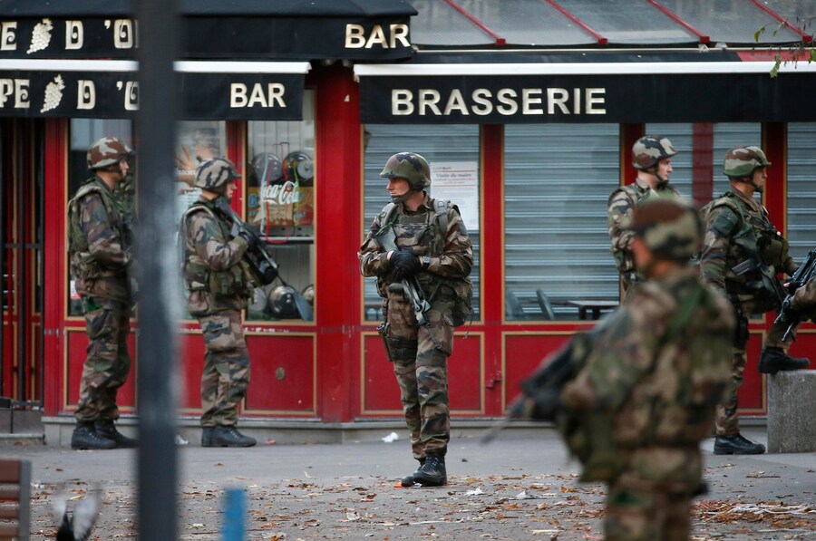 Ufficiali militari francesi di guardia nei pressi del luogo in cui è avvenuto un raid nel centro di Saint Denis, vicino a Parigi, Francia, 18 novembre 2015 (EPA)