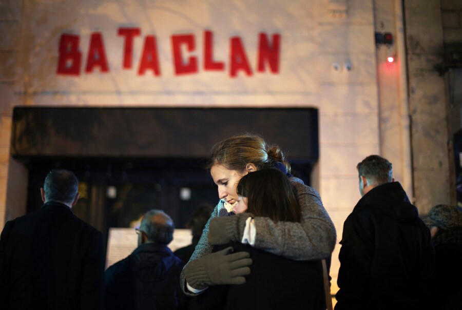 Donne si abbracciano davanti alla sala concerti Bataclan a Parigi il 13 novembre 2016 (APN)