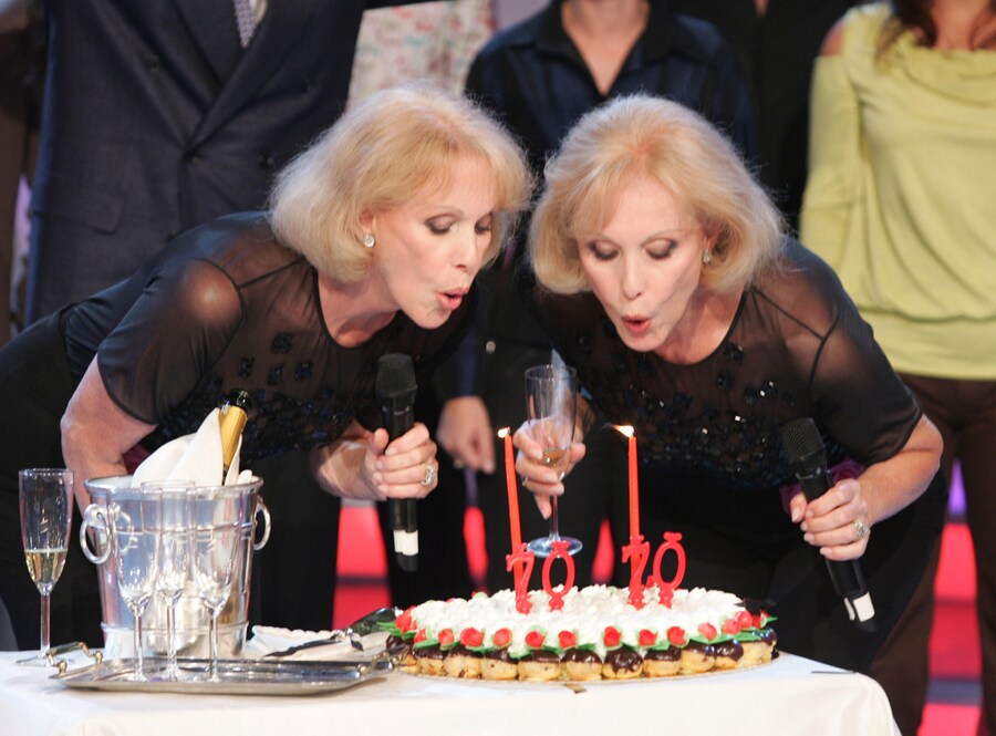 2006 TORNA DOMENICA IN. Pippo Baudo festeggia le 70enni gemelle Kessler, ospiti di 'Ieri, oggi, domani', terza e ultima parte di " Domenica In " , durante la prima puntata della nuova edizione del contenitore domenicale di Raiuno (ANSA)