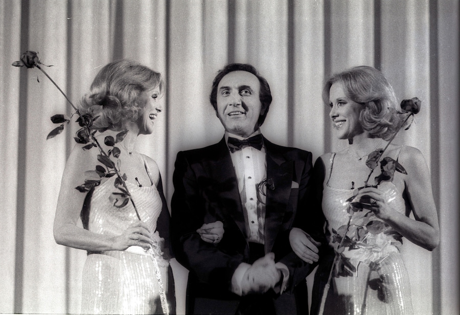 1984 BUON COMPLEANNO TV. Alice ed Helen Kessler con Pippo Baudo (ANSA)