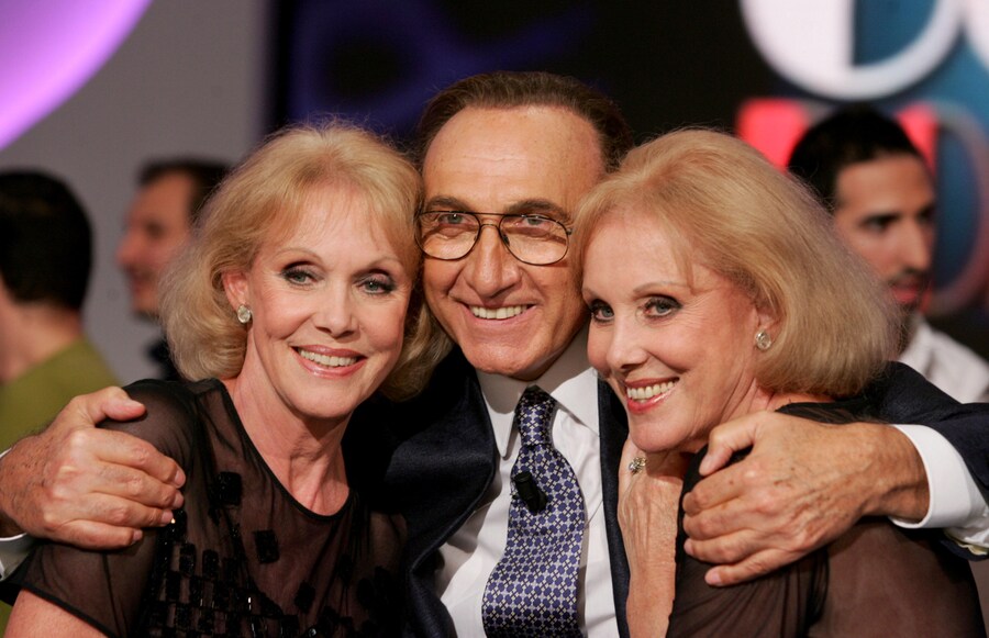 2006 TORNA DOMENICA IN. Pippo Baudo festeggia le 70enni gemelle Kessler, ospiti di 'Ieri, oggi, domani', terza e ultima parte di " Domenica In " , durante la prima puntata della nuova edizione del contenitore domenicale di Raiuno (ANSA)