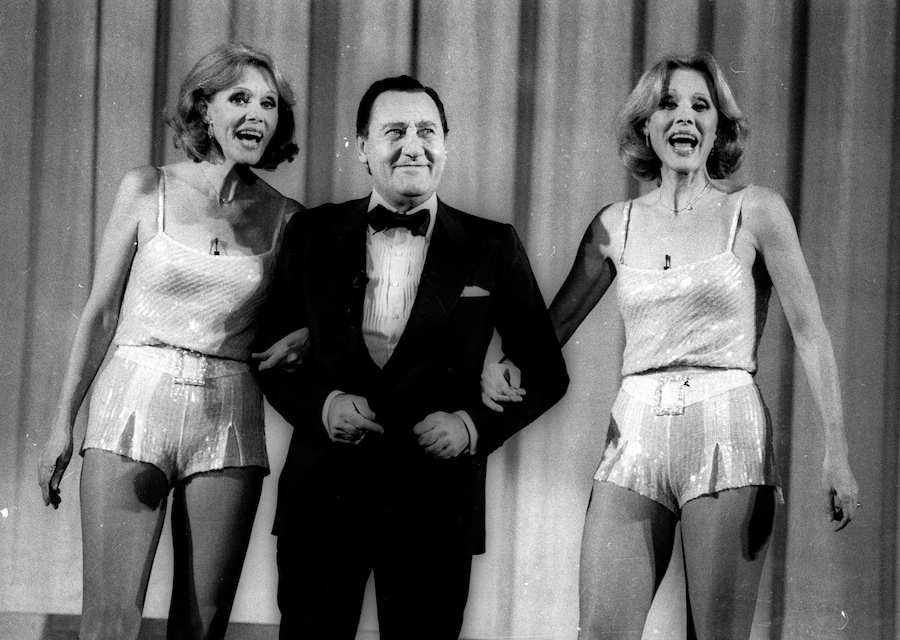 1984 BUON COMPLEANNO TV. Alice ed Helen Kessler con Alberto Sordi (ANSA)