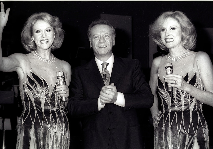 1986 PRENIATISSIMA. Alice ed Helen Kessler con Johnny Dorelli (ANSA)