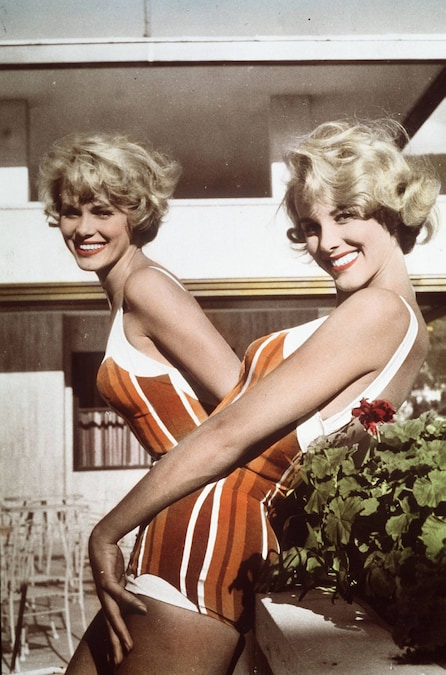 Le ballerine e soubrette le gemelle Alice e Ellen Kessler in un fotografia del 02.07.1958 (Italy Photo Press)