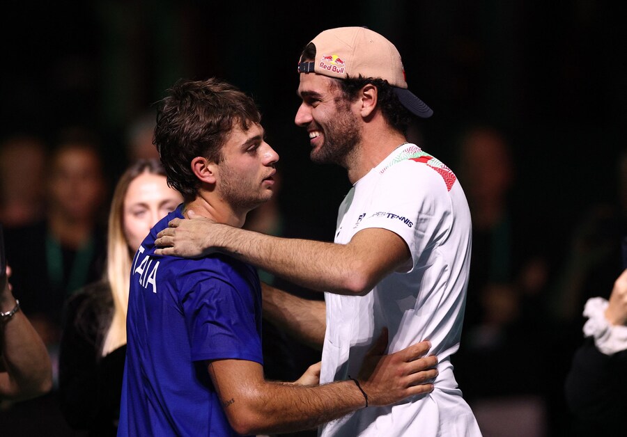 Tennis - Coppa Davis - Final 8 - Finale - Italia-Spagna - SuperTennis Arena, Bologna, Italia - 23 novembre 2025. L'italiano Flavio Cobolli festeggia con Matteo Berrettini dopo aver vinto la Coppa Davis. (REUTERS)