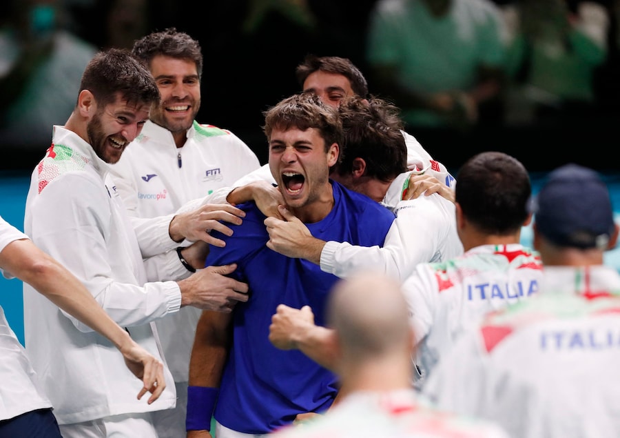 Flavio Cobolli festeggia con i compagni di squadra la vittoria in Coppa Davis. (REUTERS)