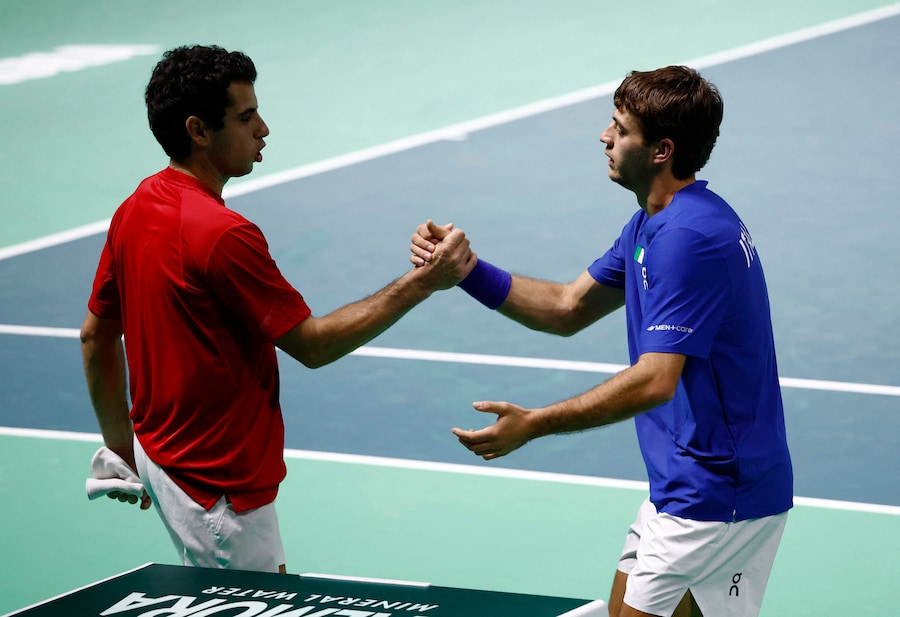L'italiano Flavio Cobolli stringe la mano allo spagnolo Jaume Munar dopo aver vinto il suo incontro di singolare e la Coppa Davis. (REUTERS)