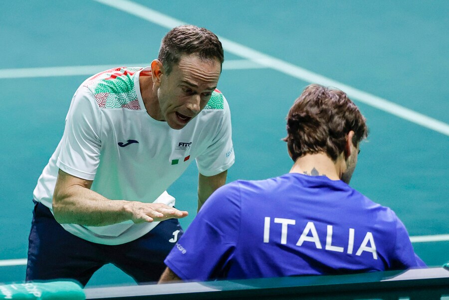 Il tennista italiano Flavio Cobolli con Filippo Volandri durante l'incontro di singolare contro il tennista spagnolo Jaume Munar durante la finale di Coppa Davis 2025 Final 8 al Centro Fiere di Bologna. (ANSA)