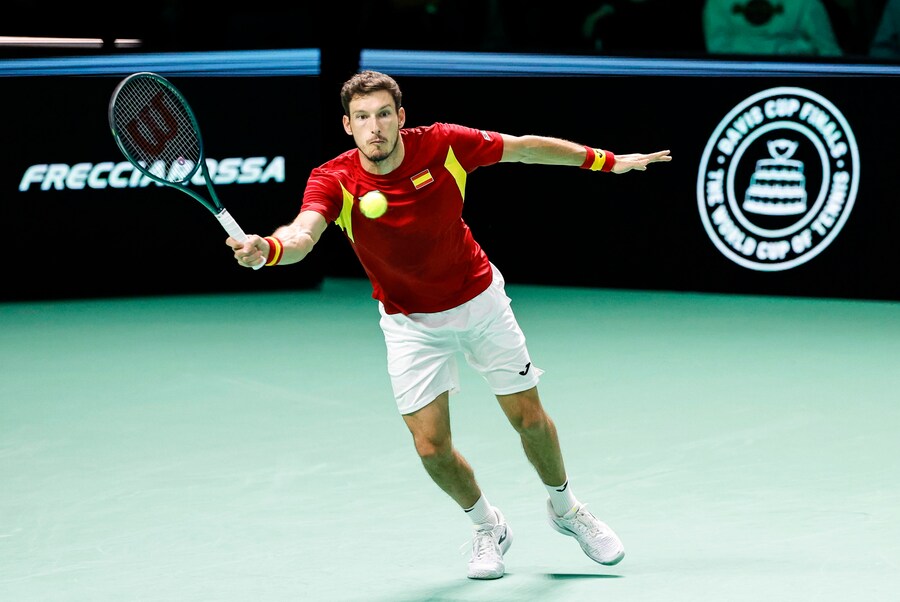 Il tennista spagnolo Pablo Carreno Busta durante il suo incontro di singolare contro il tennista italiano Matteo Berrettini durante la finale della Final 8 di Coppa Davis . (ANSA)