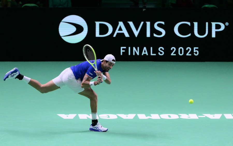 Matteo Berrettini contro lo spagnolo Pablo Carreno Busta durante la finale del singolo maschile di Coppa Davis 2025 alla Super Tennis Arena di Bologna. (AFP)