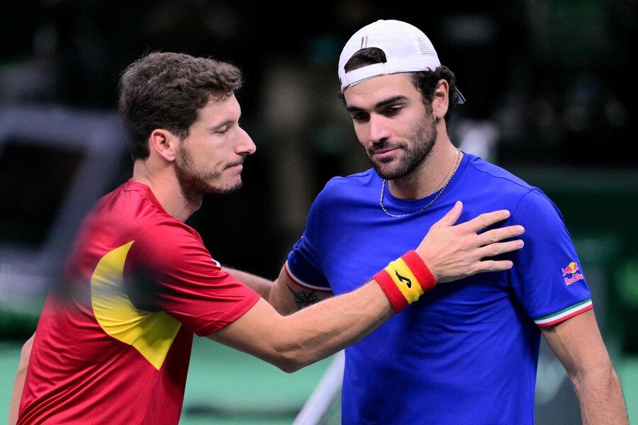 Matteo Berrettini (d) si congratula con lo spagnolo Pablo Carreno Busta al termine della finale del singolo maschile di Coppa Davis 2025 alla Super Tennis Arena di Bologna. (AFP)