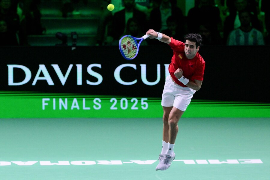 Lo spagnolo Jaume Munar Clar contro l'italiano Flavio Cobolli durante la finale del singolo maschile di Coppa Davis 2025 alla Super Tennis Arena di Bologna. (AFP)