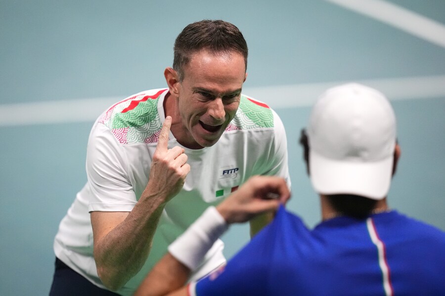 Il capitano Filippo Volandri dà istruzioni a Matteo Berrettini durante la finale di Coppa Davis 2025 tra Matteo Berrettini (Italia) e Pablo Carreno Busta (Spagna) a Bologna Fiere, Bologna. (LAPRESSE)