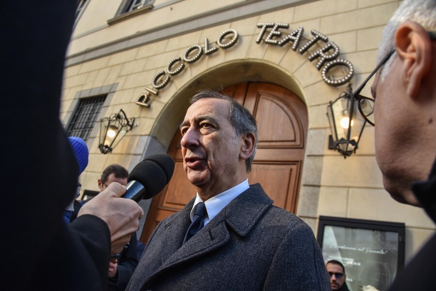 Giuseppe Sala alla camera ardente di Ornella Vanoni al Piccolo Teatro. (ANSA)