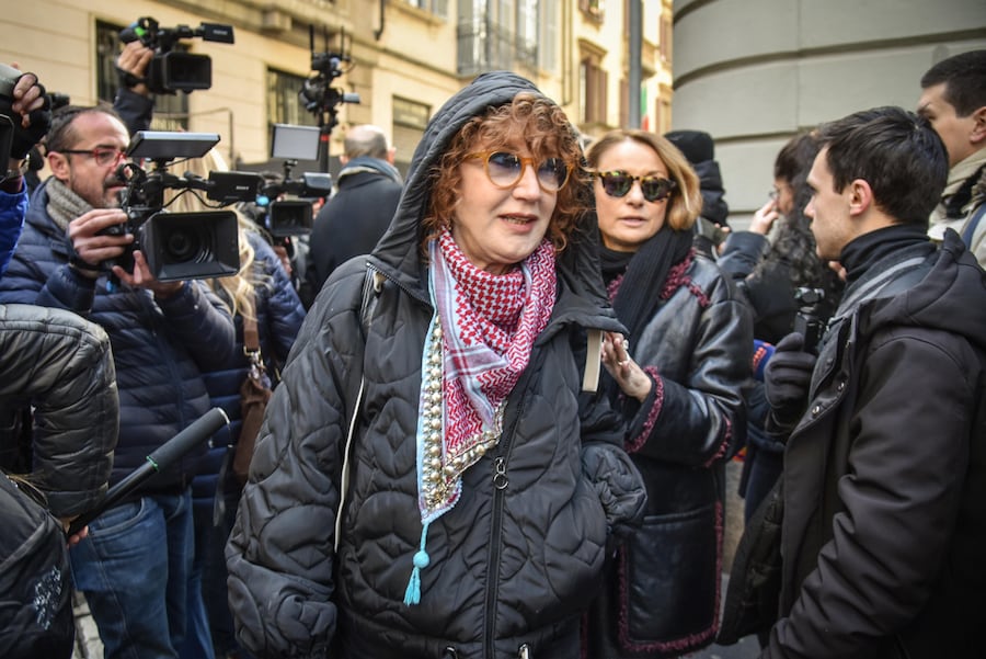 Fiorella Mannoia alla camera ardente di Ornella Vanoni al Piccolo Teatro, l’arrivo del feretro Milano 23 Novembre 2025 . (ANSA)