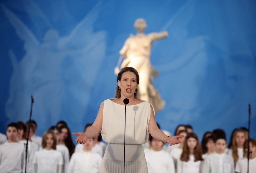 Olimpiadi - Olimpiadi invernali Milano-Cortina 2026 - Cerimonia di accensione della fiamma delle Olimpiadi invernali Milano-Cortina 2026 - Antica Olimpia, Grecia - 26 novembre 2025 Il soprano Christina Poulitsi esegue l'inno olimpico durante la cerimonia REUTERS/Louisa Gouliamaki (REUTERS)