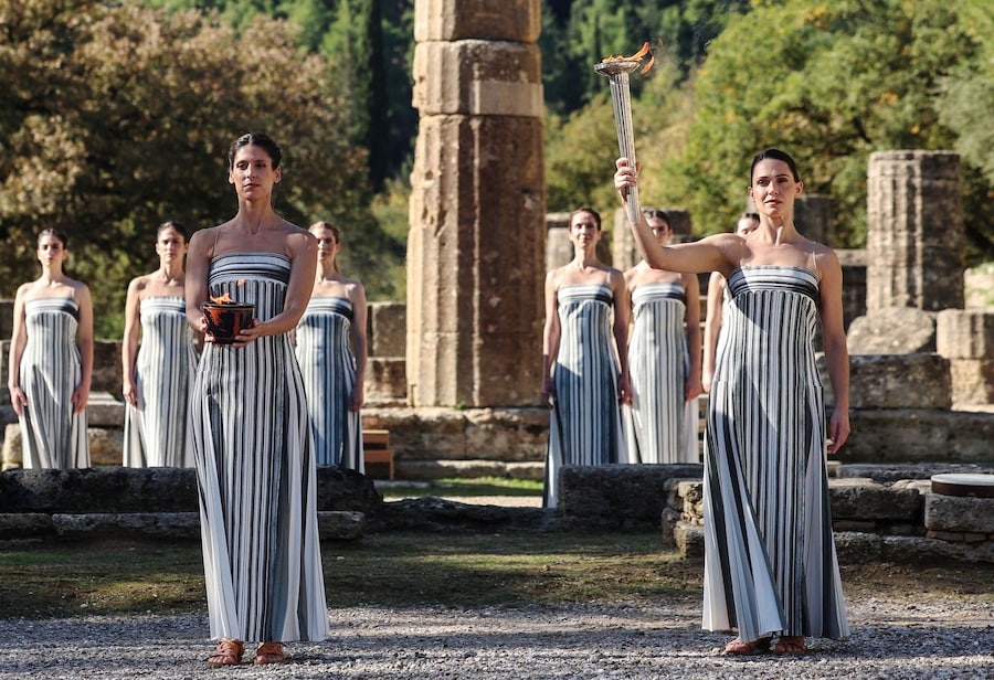 Olimpiadi - Olimpiadi invernali di Milano-Cortina 2026 - Prova generale della cerimonia di accensione della fiamma olimpica - Antica Olimpia, Grecia - 24 novembre 2025 L'attrice greca Mary Mina, che interpreta il ruolo di Alta Sacerdotessa, porta la fiamma olimpica durante la prova generale in vista della cerimonia REUTERS/Louisa Gouliamaki (REUTERS)