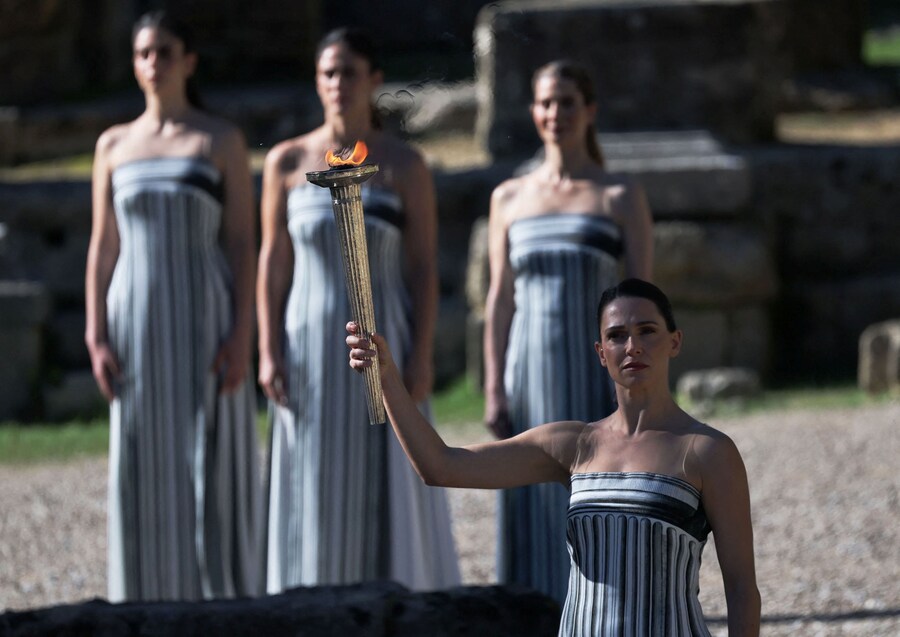 Olimpiadi - Olimpiadi invernali di Milano-Cortina 2026 - Prova generale della cerimonia di accensione della fiamma olimpica - Antica Olimpia, Grecia - 24 novembre 2025 L'attrice greca Mary Mina, nel ruolo di Alta Sacerdotessa, porta la fiamma olimpica durante la prova generale in vista della cerimonia REUTERS/Stephane Mahe (REUTERS)