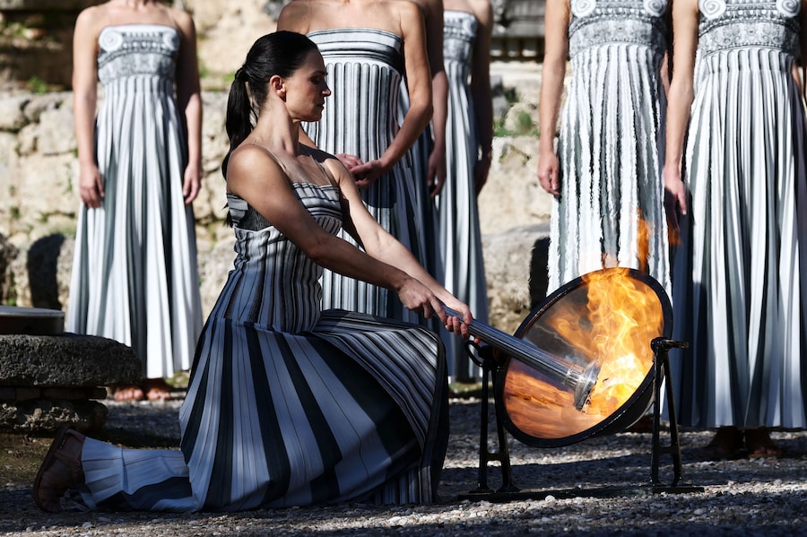 Olimpiadi - Olimpiadi invernali di Milano-Cortina 2026 - Prova generale della cerimonia di accensione della fiamma olimpica - Antica Olimpia, Grecia - 24 novembre 2025 L'attrice greca Mary Mina, che interpreta il ruolo di Alta Sacerdotessa, accende la fiamma olimpica durante la prova generale in vista della cerimonia REUTERS/Stephane Mahe (REUTERS)
