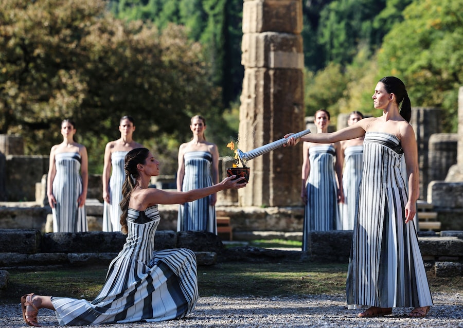 Olimpiadi - Olimpiadi invernali di Milano-Cortina 2026 - Prova generale della cerimonia di accensione della fiamma olimpica - Antica Olimpia, Grecia - 24 novembre 2025 L'attrice greca Mary Mina, che interpreta il ruolo di Alta Sacerdotessa, accende la fiamma olimpica durante la prova generale in vista della cerimonia REUTERS/Louisa Gouliamaki (REUTERS)