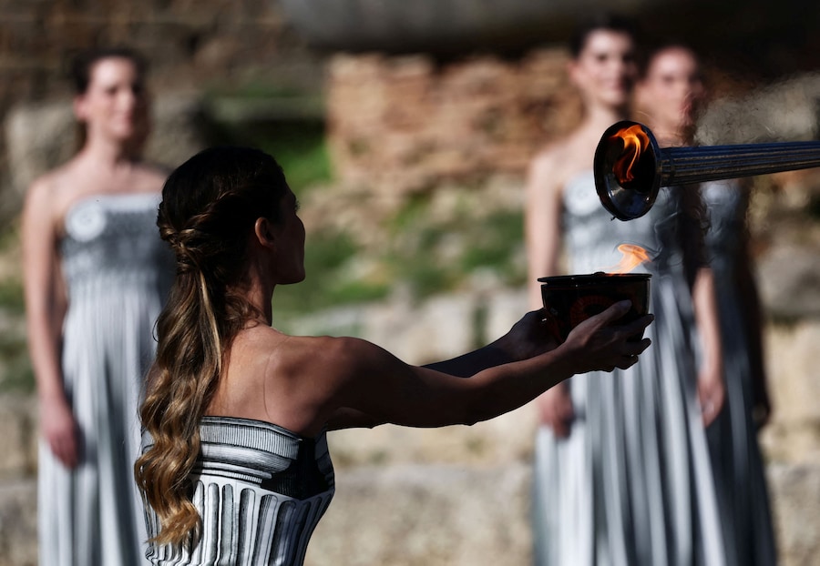 Olimpiadi - Olimpiadi invernali di Milano-Cortina 2026 - Prova generale della cerimonia di accensione della fiamma olimpica - Antica Olimpia, Grecia - 24 novembre 2025 Una performer nei panni di una sacerdotessa porta la fiamma olimpica durante la prova generale in vista della cerimonia REUTERS/Stephane Mahe (REUTERS)