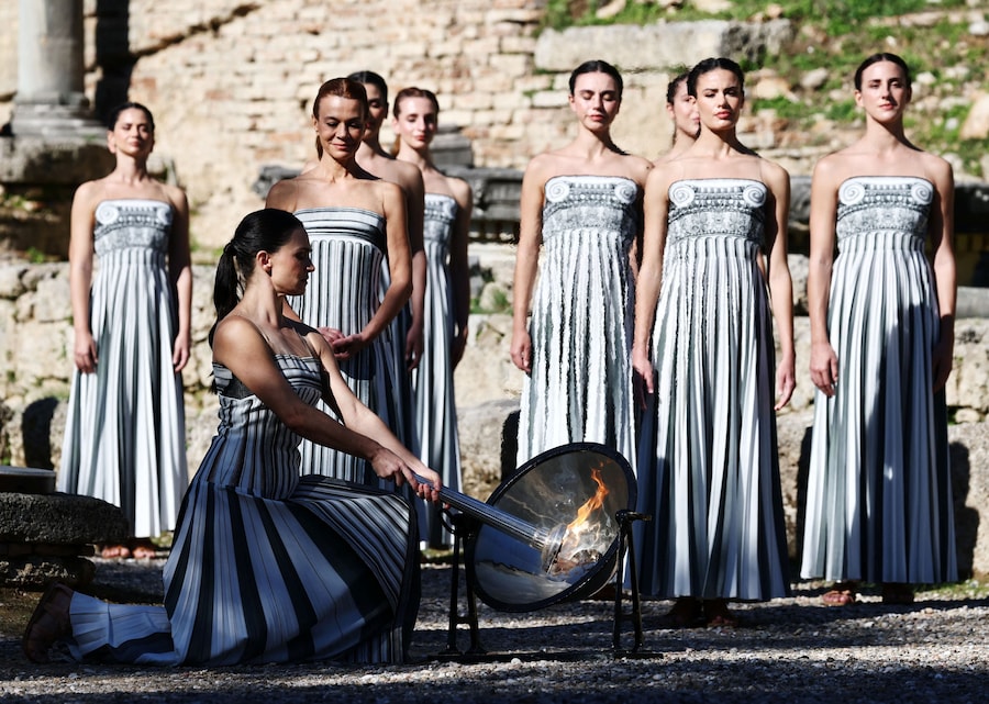 Olimpiadi - Olimpiadi invernali di Milano-Cortina 2026 - Prova generale della cerimonia di accensione della fiamma olimpica - Antica Olimpia, Grecia - 24 novembre 2025 L'attrice greca Mary Mina, che interpreta il ruolo di Alta Sacerdotessa, accende la fiamma olimpica durante la prova generale in vista della cerimonia REUTERS/Stephane Mahe (REUTERS)