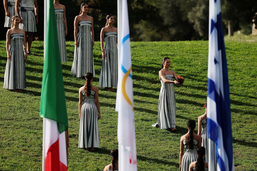 Olimpiadi - Olimpiadi invernali di Milano-Cortina 2026 - Prova generale della cerimonia di accensione della fiamma olimpica - Antica Olimpia, Grecia - 24 novembre 2025 L'attrice greca Mary Mina, nel ruolo di Alta Sacerdotessa, porta la fiamma olimpica durante la prova generale in vista della cerimonia REUTERS/Stephane Mahe (REUTERS)