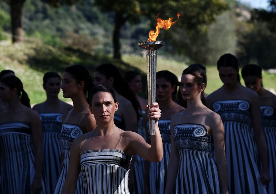 Olimpiadi - Olimpiadi invernali di Milano-Cortina 2026 - Prova generale della cerimonia di accensione della fiamma olimpica - Antica Olimpia, Grecia - 24 novembre 2025 L'attrice greca Mary Mina, nel ruolo di Alta Sacerdotessa, porta la fiamma olimpica durante la prova generale in vista della cerimonia REUTERS/Stephane Mahe (REUTERS)