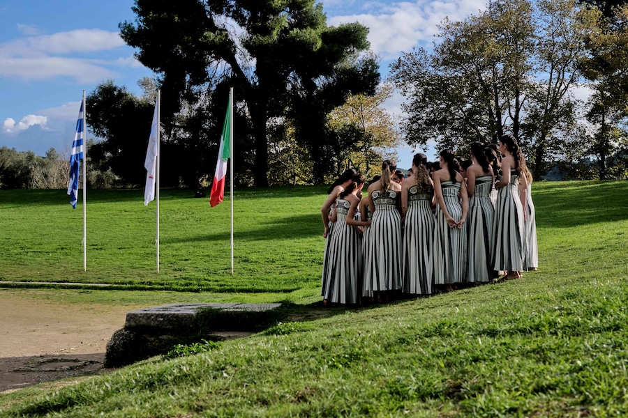 Attrici chiacchierano dopo una prova di accensione della fiamma olimpica per i Giochi olimpici invernali di Milano-Cortina 2026, nell'antico Tempio di Hera nel sito archeologico di Olimpia, luogo di nascita delle antiche Olimpiadi nella Grecia meridionale, il 24 novembre 2025. (Foto di Aggelos NAKKAS / AFP) (AFP)
