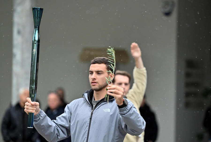 Un artista partecipa a una prova di accensione della fiamma olimpica per i Giochi olimpici invernali di Milano-Cortina 2026, presso il Museo dell'antica Olimpia, a Olimpia, il 25 novembre 2025. (Foto di Aris MESSINIS / AFP) (AFP)