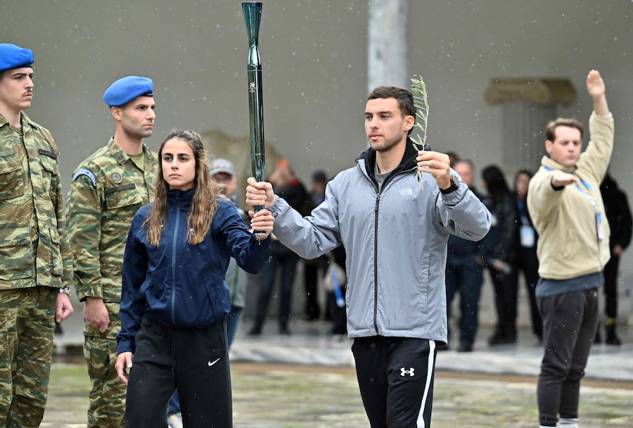 Esecutori partecipano a una prova di accensione della fiamma olimpica per i Giochi olimpici invernali di Milano-Cortina 2026, presso il Museo dell'Antica Olimpia, a Olimpia, il 25 novembre 2025. (Foto di Aris MESSINIS / AFP) (AFP)