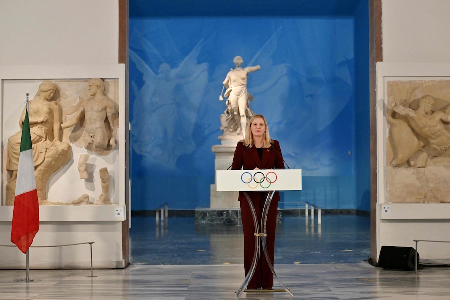Il Presidente del CIO Kirsty Coventry tiene un discorso durante la cerimonia di accensione della fiamma olimpica per i Giochi Olimpici Invernali Milano Cortina 2026, presso il Museo dell'antica Olimpia, a Olimpia, il 26 novembre 2025. (Foto di Aris MESSINIS / AFP) (AFP)