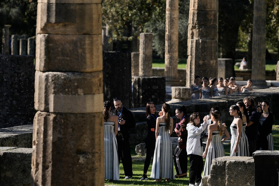 Truccatori preparano le ballerine che interpreteranno il ruolo di sacerdotesse prima di una prova di accensione della fiamma per le Olimpiadi invernali di Milano Cortina 2026, presso il sito dell'Antica Olimpia, in Grecia, lunedì 24 novembre 2025. (Foto AP/Thanassis Stavrakis) (APN)