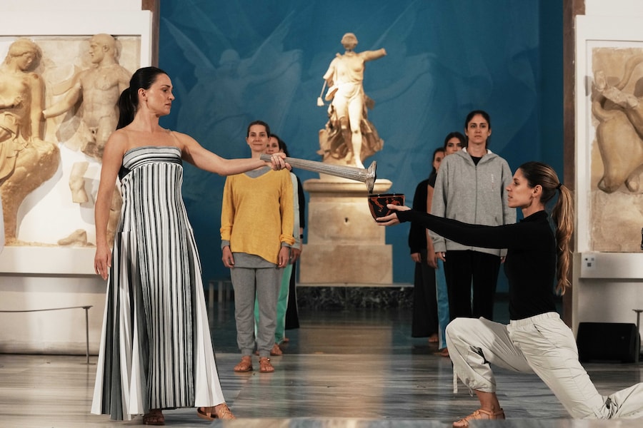 L'attrice Mary Mina, a sinistra, nel ruolo dell'alta sacerdotessa, e Ioanna Strati nel ruolo di Estiada si esibiscono durante le prove finali in vista dell'accensione della fiamma per le Olimpiadi invernali di Milano Cortina 2026, presso il museo archeologico di Olimpia, in Grecia, martedì 25 novembre 2025. (Foto AP/Thanassis Stavrakis) (APN)