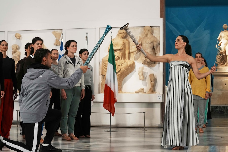 Il canottiere greco e medaglia di bronzo Petros Gaidatzís, a sinistra, e l'attrice Mary Mina, che interpreta la Grande Sacerdotessa, si esibiscono durante le prove finali in vista dell'accensione della fiamma per le Olimpiadi invernali di Milano Cortina 2026, al museo archeologico di Olimpia, in Grecia, martedì 25 novembre 2025. (Foto AP/Thanassis Stavrakis) (APN)