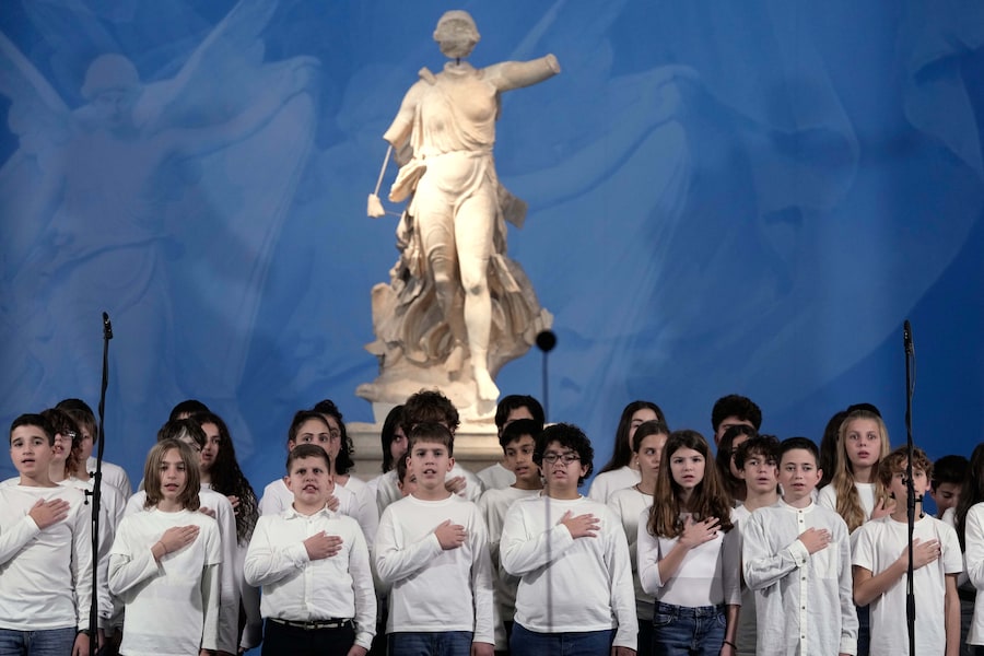 Il coro dei bambini della Scuola Italiana di Atene canta l'inno nazionale durante la cerimonia di accensione della fiamma per le Olimpiadi invernali di Milano Cortina 2026, presso il museo archeologico di Olimpia, in Grecia, mercoledì 26 novembre 2025. (Foto AP/Thanassis Stavrakis) (APS)