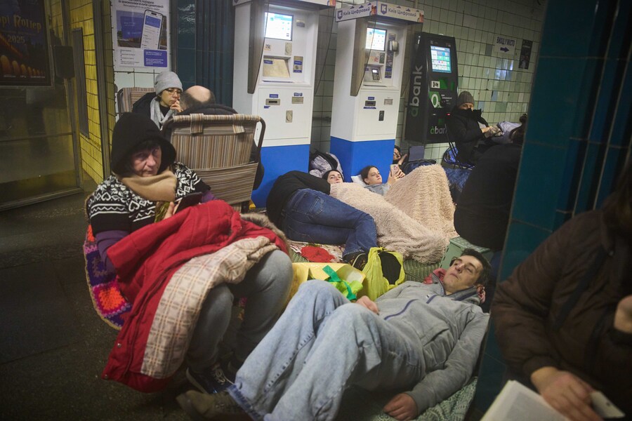 Persone si nascondono in una stazione della metropolitana durante l'attacco notturno di missili e droni da parte della Russia a Kiev, in Ucraina. (APN)