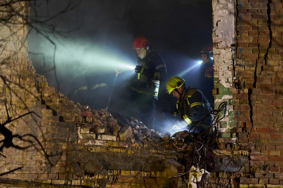 I soccorritori cercano le vittime dopo che un drone ha colpito un edificio residenziale durante l'attacco notturno di missili e droni della Russia a Kyiv. (APN)