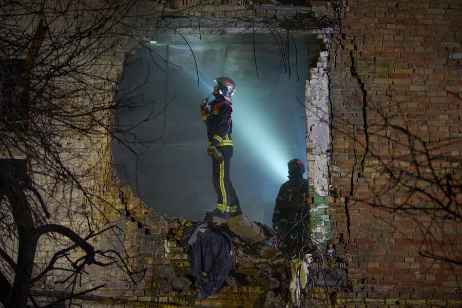 I soccorritori cercano le vittime dopo che un drone ha colpito un edificio residenziale durante l'attacco notturno di missili e droni della Russia a Kyiv, in Ucraina. (APN)