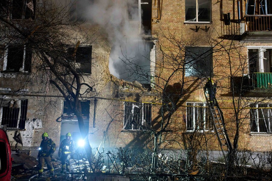 I vigili del fuoco spengono un incendio dopo che un drone ha colpito un edificio residenziale durante l'attacco notturno dei droni russi a Kyiv. (APN)