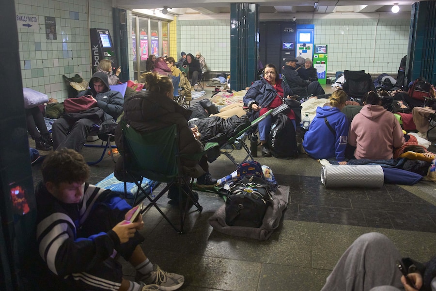 Persone si nascondono in una stazione della metropolitana durante l'attacco notturno di missili e droni da parte della Russia a Kiev, in Ucraina. (APN)