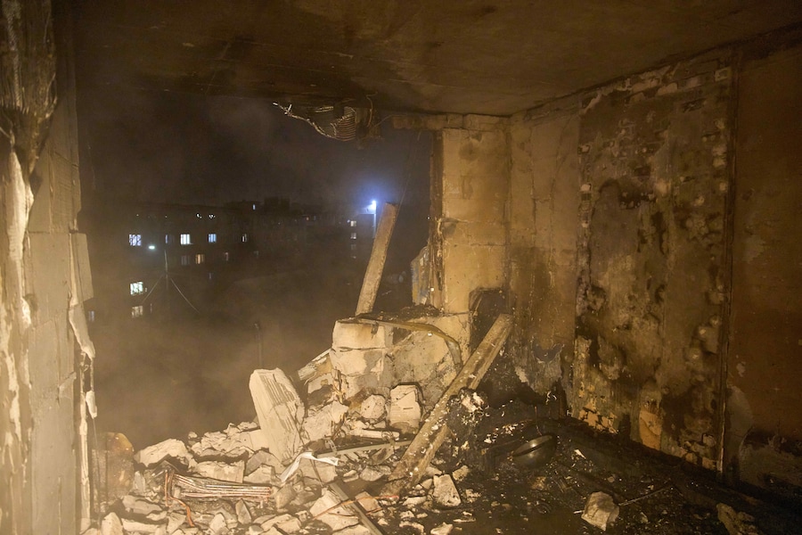 Un appartamento in rovina è visto dall'interno di un edificio residenziale danneggiato durante l'attacco notturno di missili e droni della Russia a Kiev, in Ucraina. (APN)